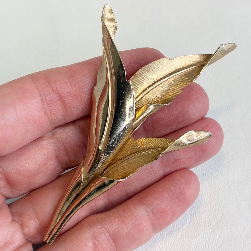 Vintage Gold Tone Leaf Posy Holder Tussie Mussie Brooch Lapel Pin